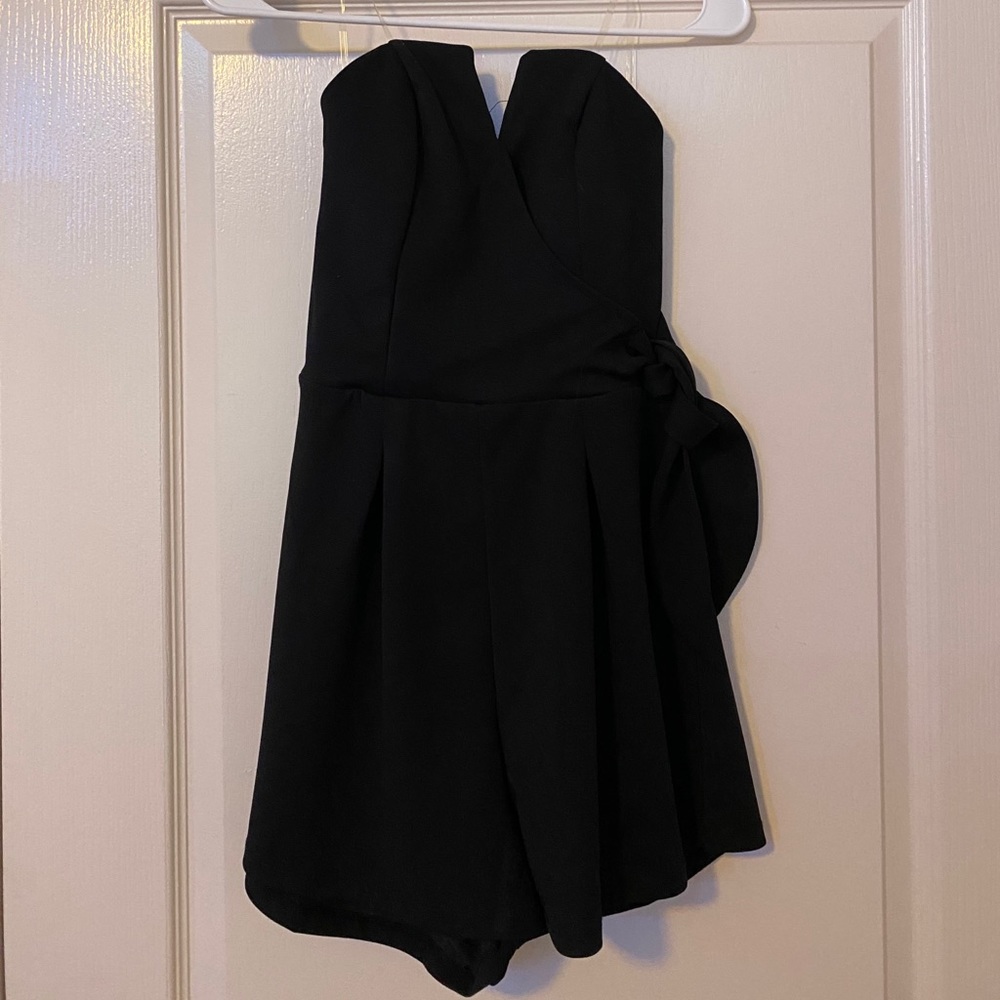 Black V neck strapless romper!